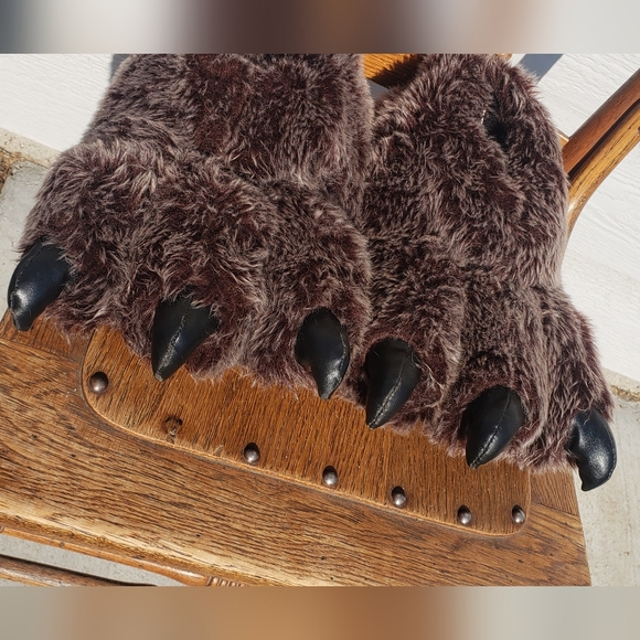 Fuzzy monster kid slippers size S/ M great condition - Picture 3 of 7